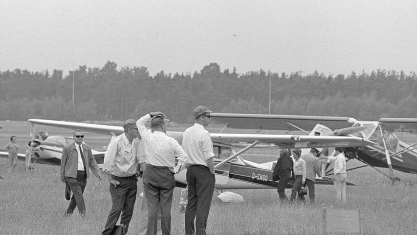 Letzte Besprechung mit der Flugleitung kurz vor dem Start.Hier geht es zum Kalenderblatt vom 15. Juli 1968: Nürnberger wagen sich in die Luft