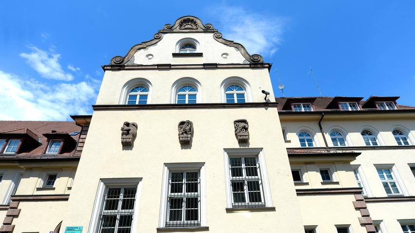 Mit hellem Putz wirkt die Fassade auf der Südseite wie frisch renoviert.