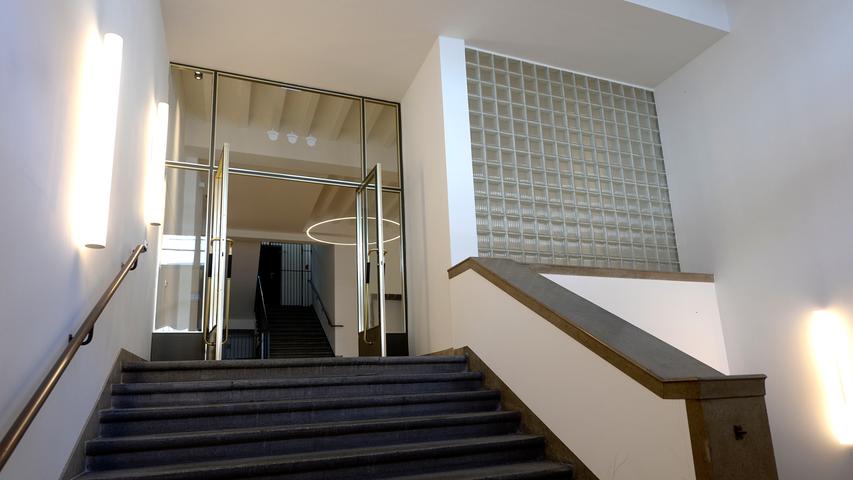 Treppen, Schwingtüren und auch die schweren Eingangstüren sind noch aus der Arbeitsamtszeit erhalten.