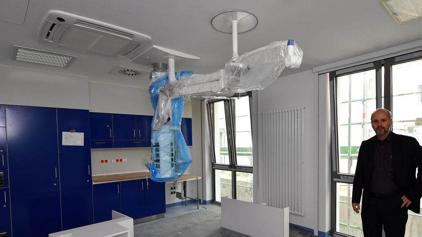 Der kaufmännische Leiter des Kreiskrankenhauses, Albert Prickarz, steht in einem der neuen Endoskopie-Räume, die medizinischen Geräte sind bereits an der Decke installiert.