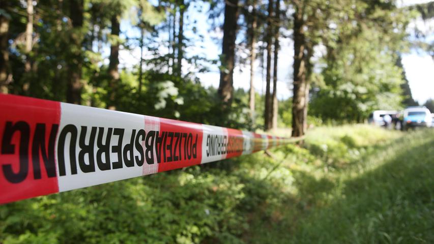 Leiche in Wald in Mittelfranken: 18-Jähriger soll Vater bei der Jagd erschossen haben