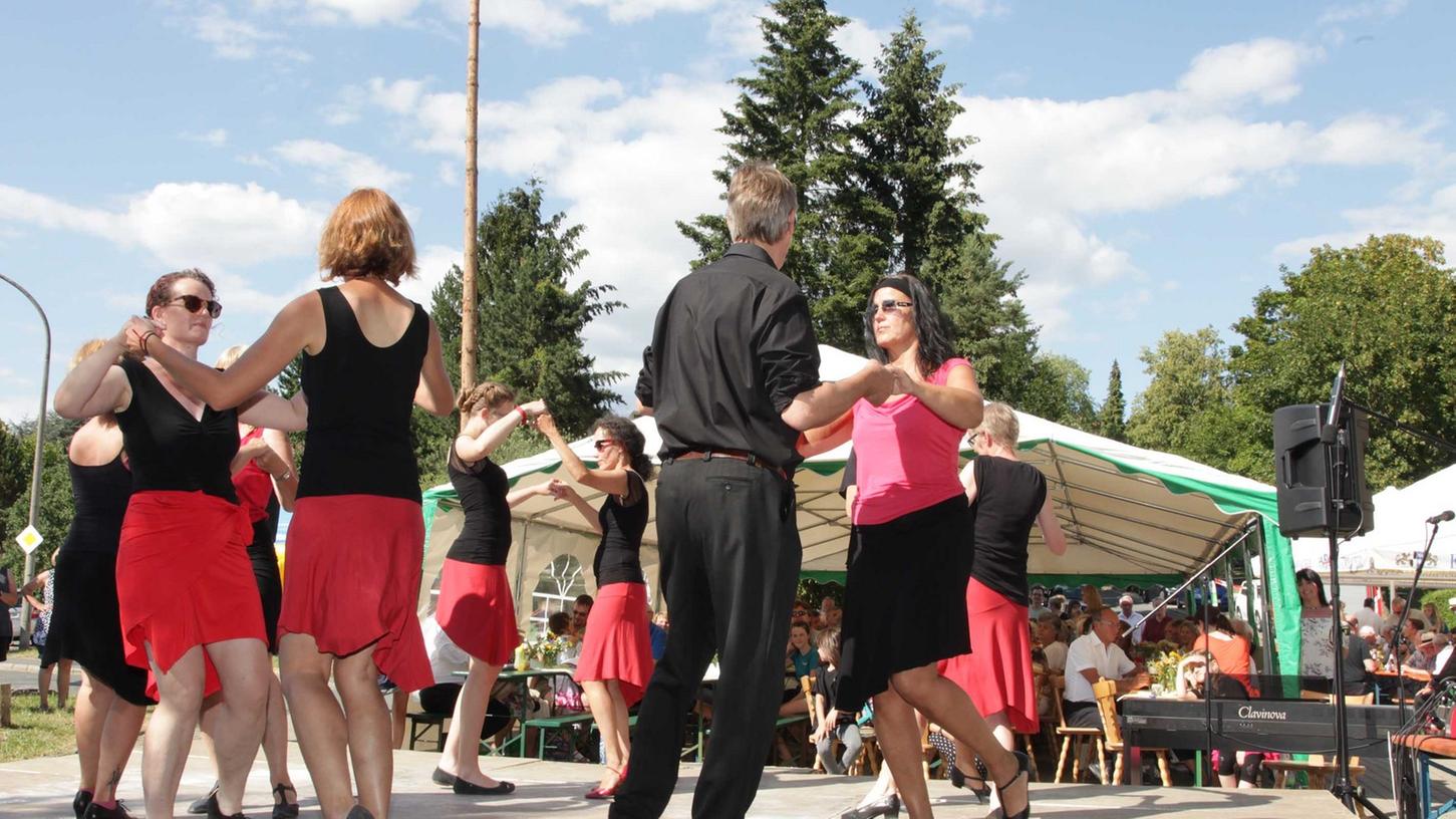 Damen tanzen mit Damen und auch sonst fühlt sich jeder wunderbar auf dem Sommerfest des Gesangvereins, den die Nachbarn aus Igensdorf mit ihrem Seniorentreff begeistert verbunden hatten.