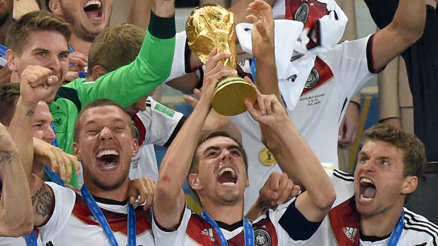 Der größte Erfolg seiner Karriere: Vor vier Jahren stemmte Philipp Lahm den WM-Pokal in die Höhe. Nach der Weltmeisterschaft in Brasilien beendete der Kapitän seine Nationalmannschaftskarriere.