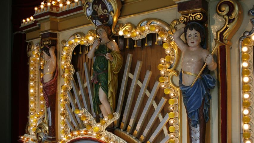 Die historische Orgel macht seit den 1920er Jahren Musik, nicht nur für die Fahrgäste des Riesenrades. Die Orgel ist auch optisch ein wahres Schmuckstück und im Familienbesitz.