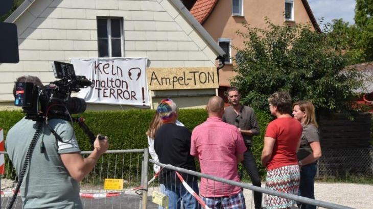 Das Fernsehteam von RTL Explosiv interviewte die Anwohner vor Ort. Die kämpfen schon seit längerem um Gehör.