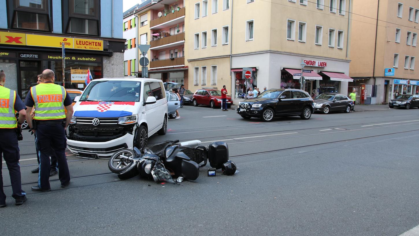 Der 64-Jährige Rollerfahrer zog sich bei dem Unfall mit dem VW-Bus in der Nürnberger Südstadt schwere Verletzungen zu.
