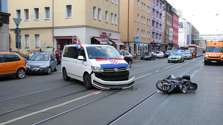 VW-Bus kollidiert mit Moped nahe Aufseßplatz - Fahrer verletzt