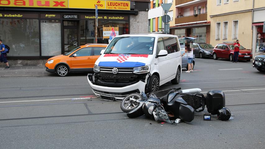 VW-Bus kollidiert mit Moped nahe Aufseßplatz - Fahrer verletzt