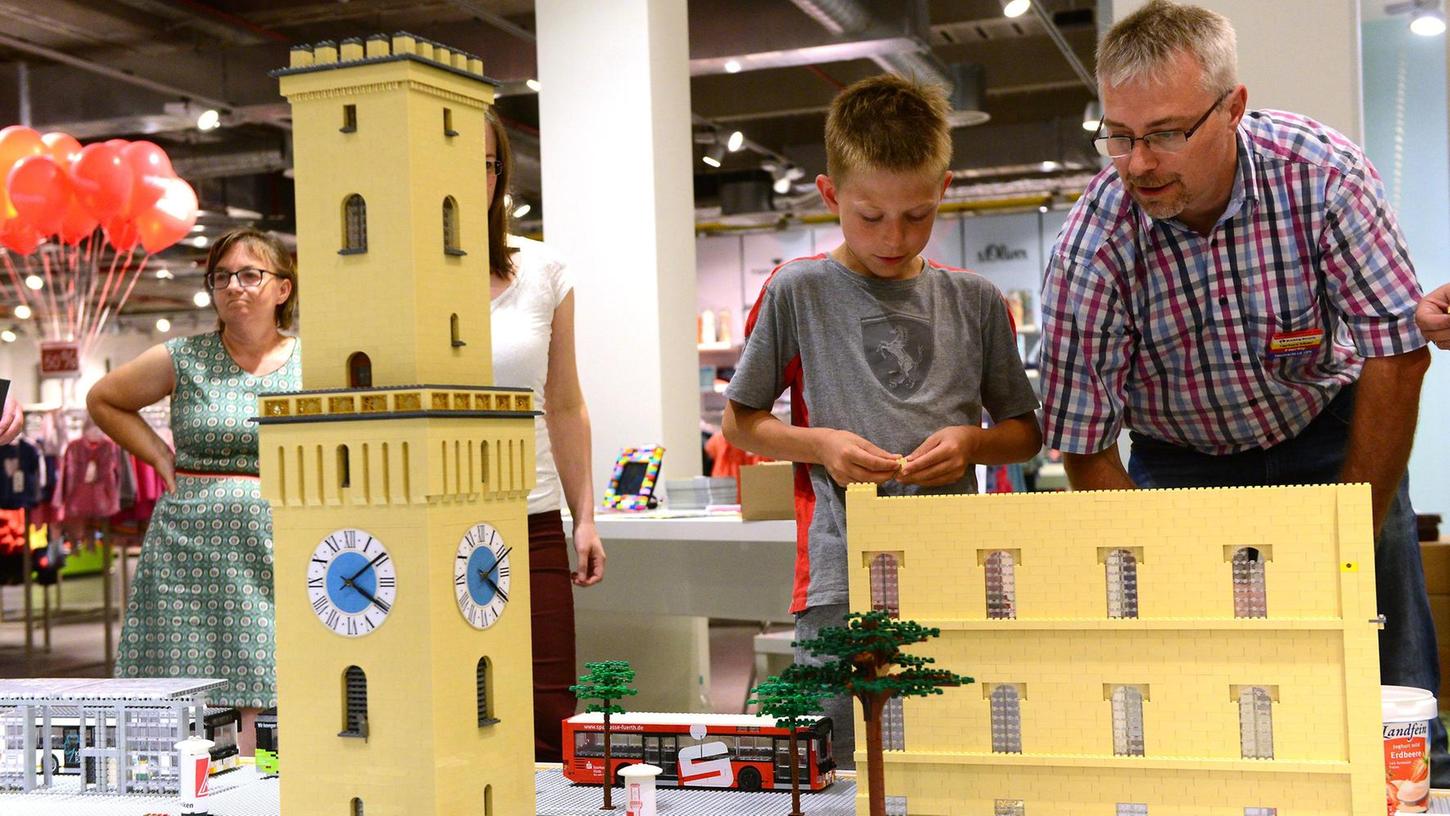 Fürther bauen ihr Rathaus mit Lego nach