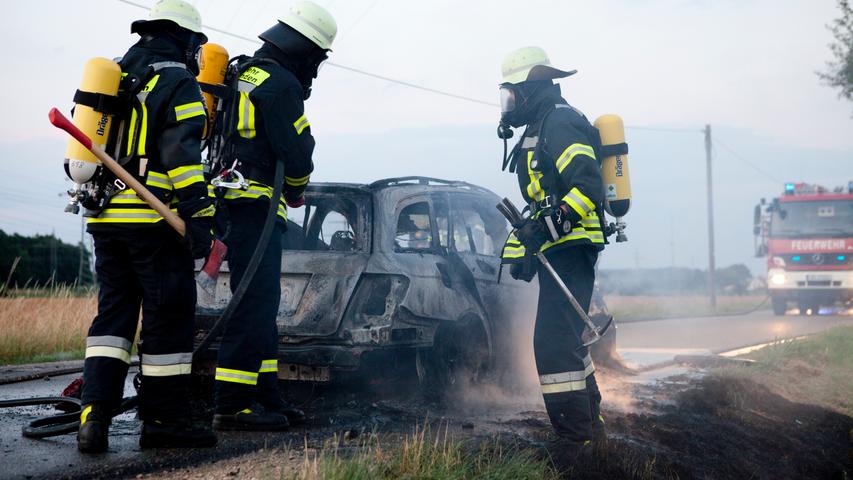 Pkw brennt bei Winterschneidbach aus: Feuerwehrmann leicht verletzt