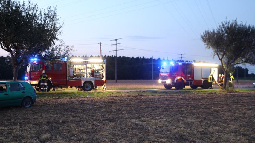 Pkw brennt bei Winterschneidbach aus: Feuerwehrmann leicht verletzt