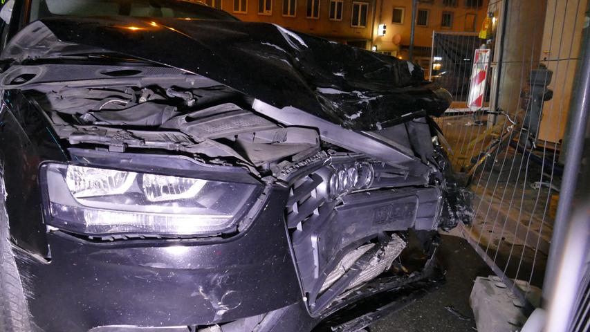 Nahe Rathenauplatz: Audi kracht bei illegalem Autorennen in Baustelle