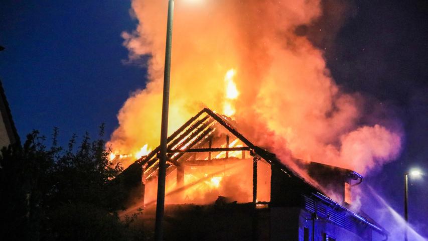 Großes Feuer in Frensdorf: Feuerwehr kämpft gegen Flammen
