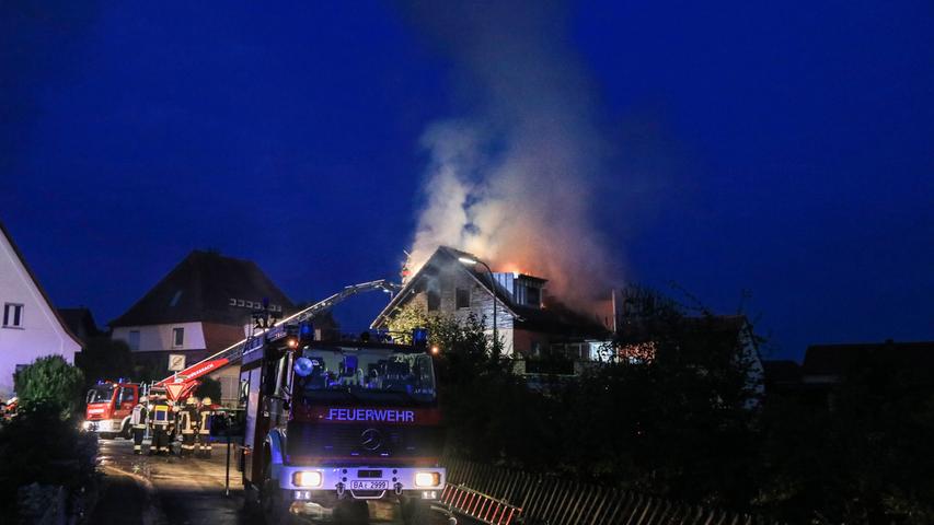 Großes Feuer in Frensdorf: Feuerwehr kämpft gegen Flammen