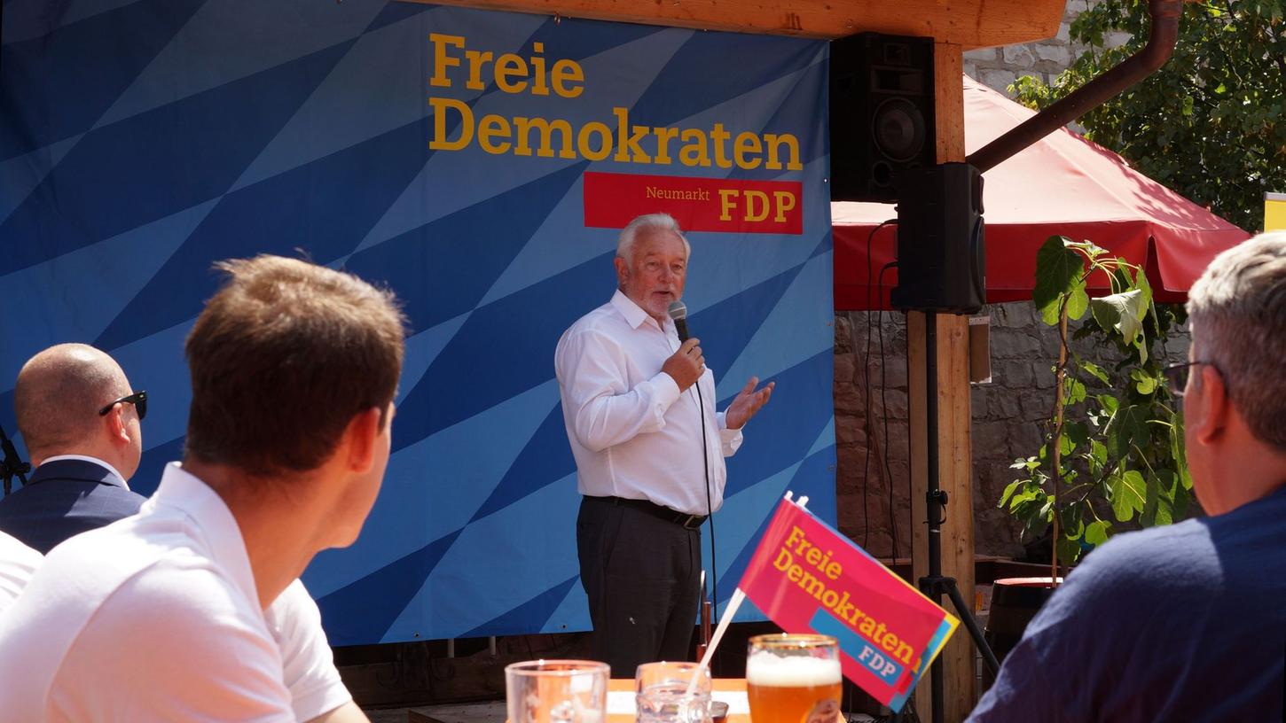 Bundestagsvizepräsident Wolfgang Kubicki beim Politischen Frühschoppen der FDP Neumarkt im Hof der Brauerei Glossner.
