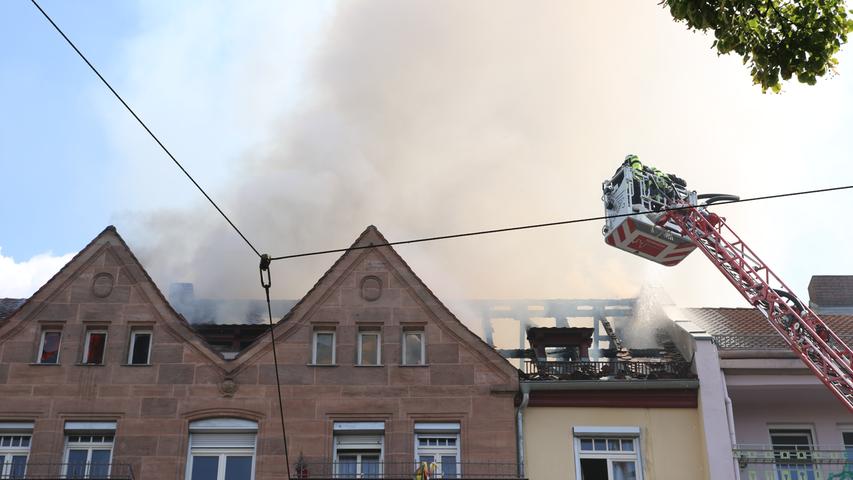 Über dem Gebäude stieg eine gewaltige Rauchsäule auf, sie war kilometerweit sichtbar.