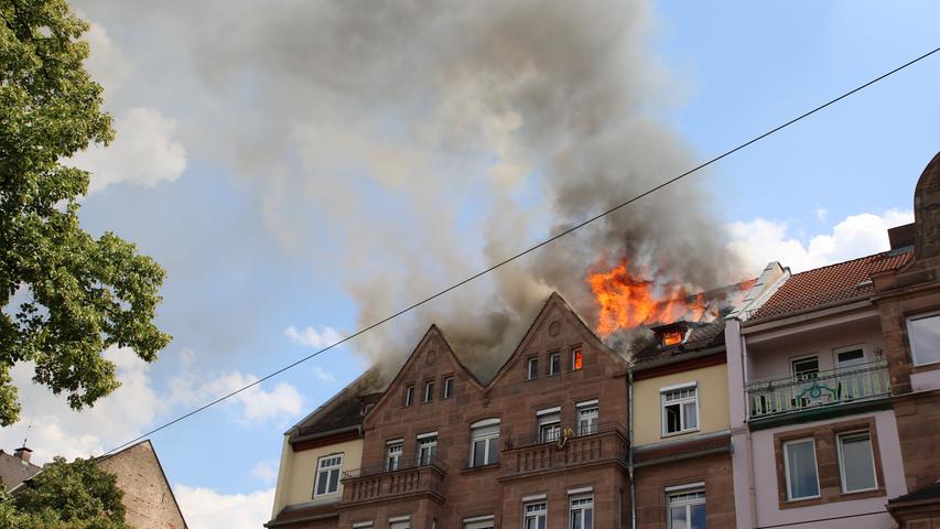 Der Dachstuhl des Hauses in der Wodanstraße brannte lichterloh.