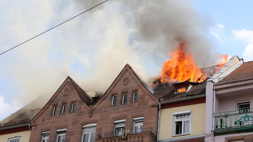 Hohe Flammen schossen aus dem Wohnhaus, das sich etwa in der Mitte der Wodanstraße befindet.