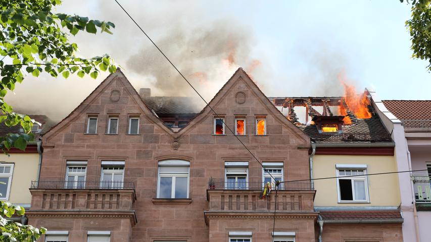 Schock für die Bewohner: Aus einem Mehrfamilienhaus in der Nürnberger Südstadt loderten am Samstagnachmittag Flammen.
