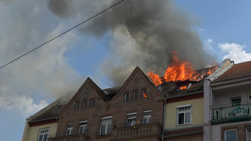 Dunkler Rauch stieg über dem Stadtteil Glockenhof auf, das Feuer brannte den Dachstuhl des Wohnhauses nieder.