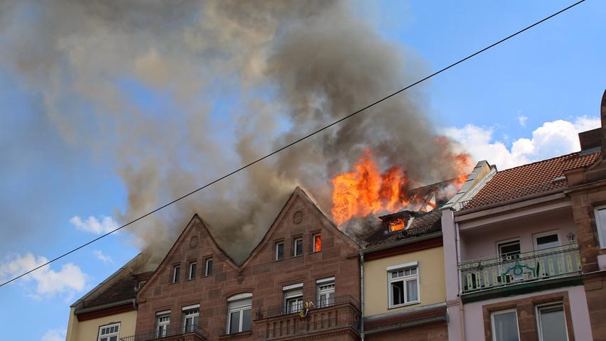 Großeinsatz: Flammen aus Dachstuhl in Nürnbergs Süden