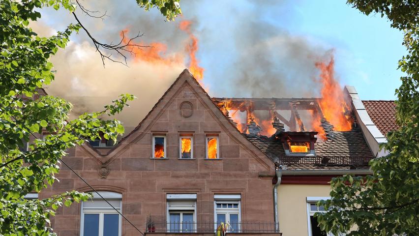 Die Flammen fraßen sich durch allerdings rasch den Dachstuhl des Hauses.
