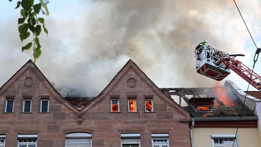 Die Flammen loderten schließlich im gesamten Dachgeschoss: Die große Hitze  brachte die Fenster dort zum zerbersten.