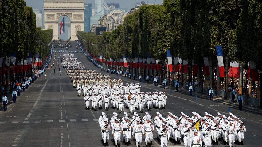 Panzer und Militärjets: Martialische Bilder auf der Champs-Élysée