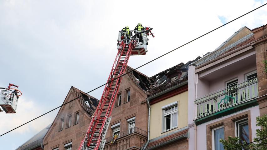 Der Brandherd befand sich im Dachgeschoss eines vierstöckigen Wohnhauses.