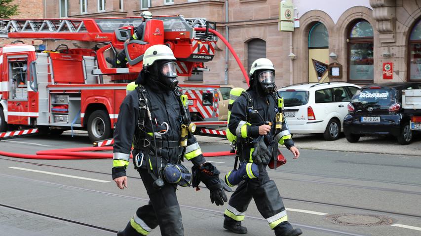 Die Ursache ist bislang noch völlig unklar, Experten der Nürnberger Kriminalpolizei werden zeitnah die Arbeit am Brandort aufnehmen.
