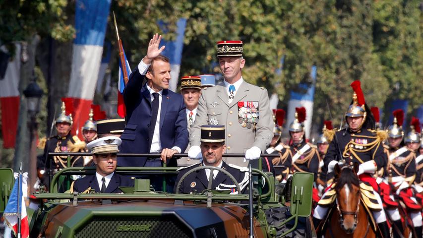 Panzer und Militärjets: Martialische Bilder auf der Champs-Élysée