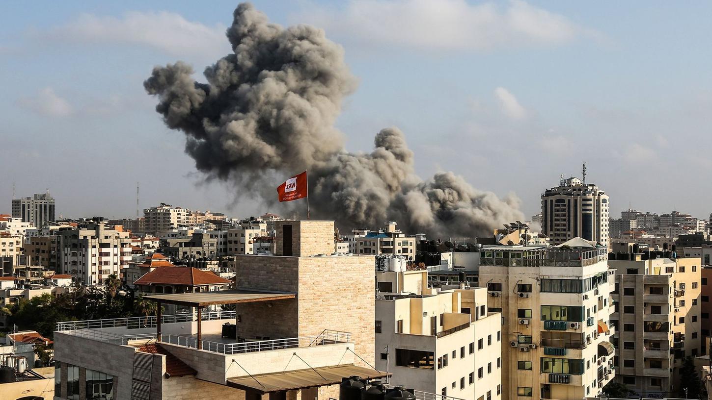 Nach einem Angriff der israelischen Luftwaffe steigen Rauchwolken über Gaza Stadt auf. Am Samstag erreichte der seit Monaten schwelende Konflikt eine neue Eskalationsstufe.