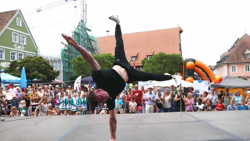 Körperbeherrschung und Energie in Höchstform bot "Bboy Levi" bei atemberaubenden Breakdance-Darbietungen.