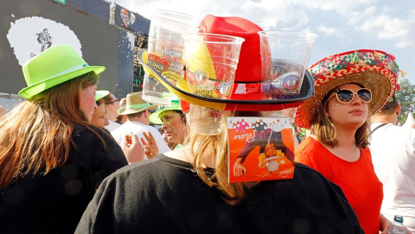 Dieser Festival-Besucher machte es besonders clever: Sein Hut hatte Löcher. Gerade groß genug, um Bierbecher darin zu parken.