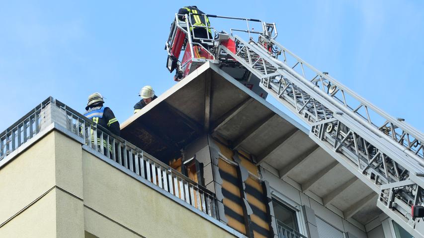 Feuer bricht auf Dachterrasse aus: Erlanger Feuerwehr im Einsatz
