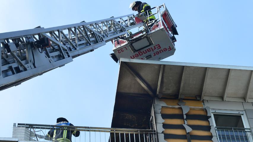 Feuer bricht auf Dachterrasse aus: Erlanger Feuerwehr im Einsatz