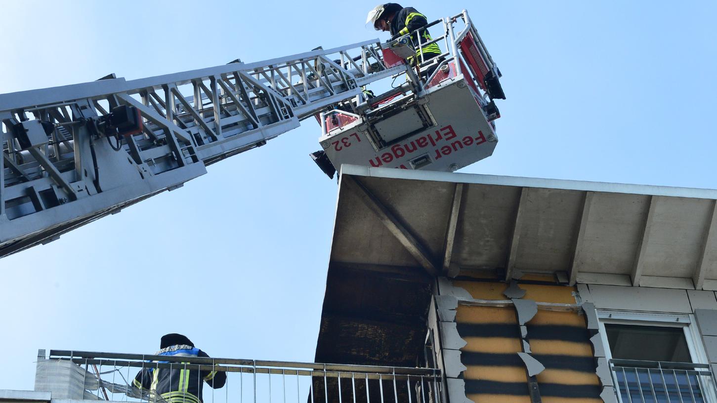 Mit Hilfe einer Drehleiter bekämpften die Einsatzkräfte das Feuer, welches auf einer Erlanger Dachterrasse ausgebrochen war.