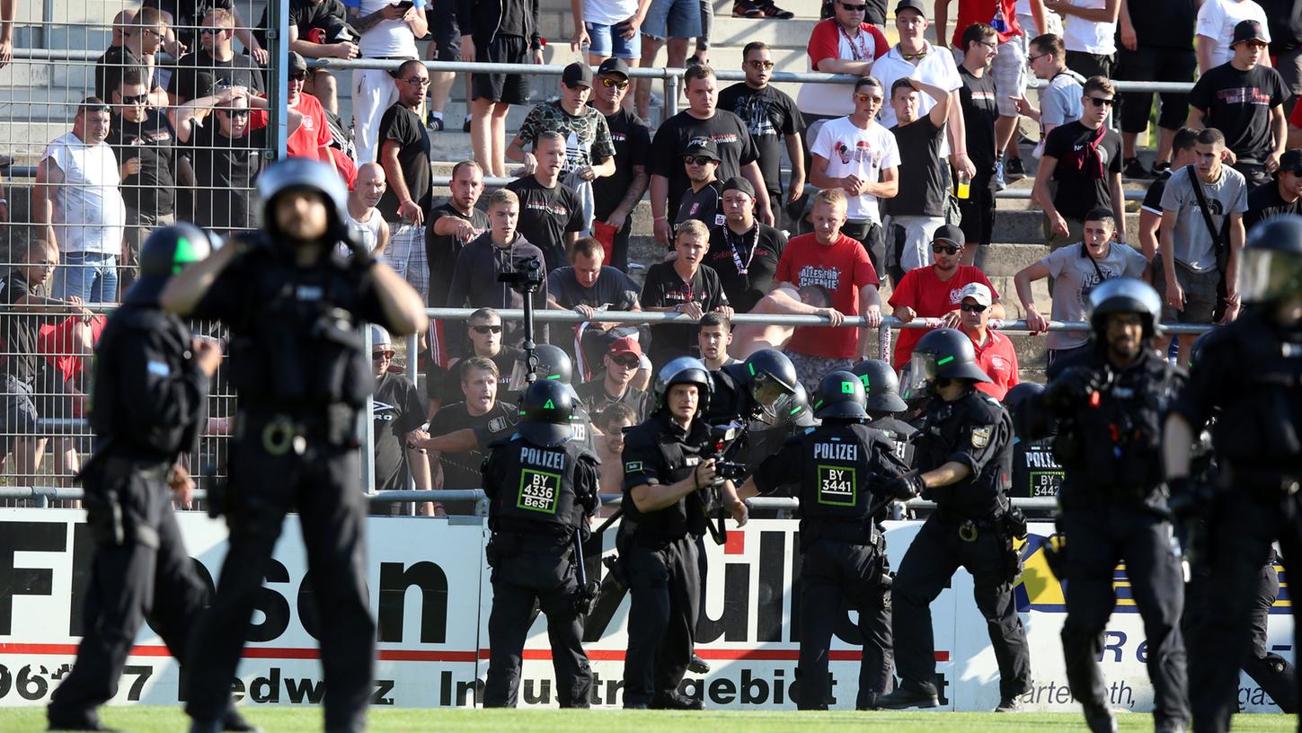 Die Polizei stufte den Test des Club gegen den Halleschen FC bereits im Vorfeld als Risikospiel ein.