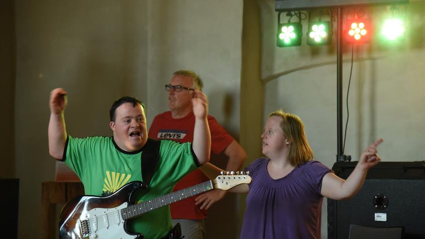 Voller Freude legten die Musiker los: Im evangelischen Zentrum im Klostersaal gab die Kellergangband beim Musikfestival alles - der Funke sprang über, das Publikum war begeistert.