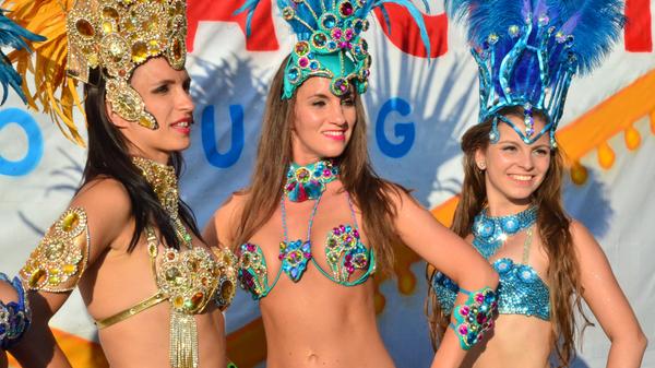 Knappe Kostüme, heiße Rhythmen und eine große Party. Das Samba-Festival in Coburg bringt den Zuckerhut nach Franken. Das größte Samba-Festival außerhalb Rios. hat allein im letzten Jahr rund 200.000 Besucher aus aller Welt angezogen. Den brasilianischen Flair kann man heuer zum 28. Mal vom 12. bis zum 14 Juli 2019 in der Coburger Innenstadt erleben.