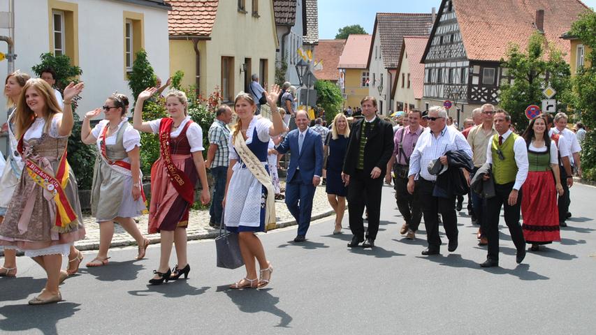Pretzfelder Kirschenfest: Umzug fesselt die Stadt - auch Herrmann schaut vorbei