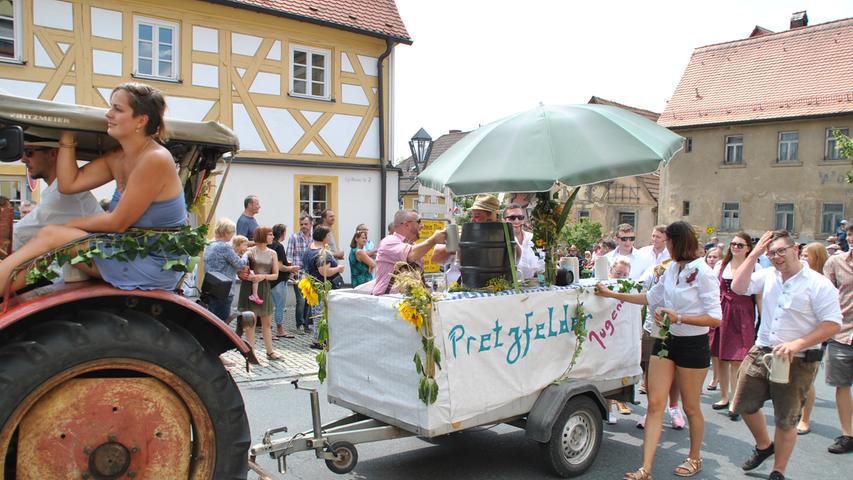 Pretzfelder Kirschenfest: Umzug fesselt die Stadt - auch Herrmann schaut vorbei