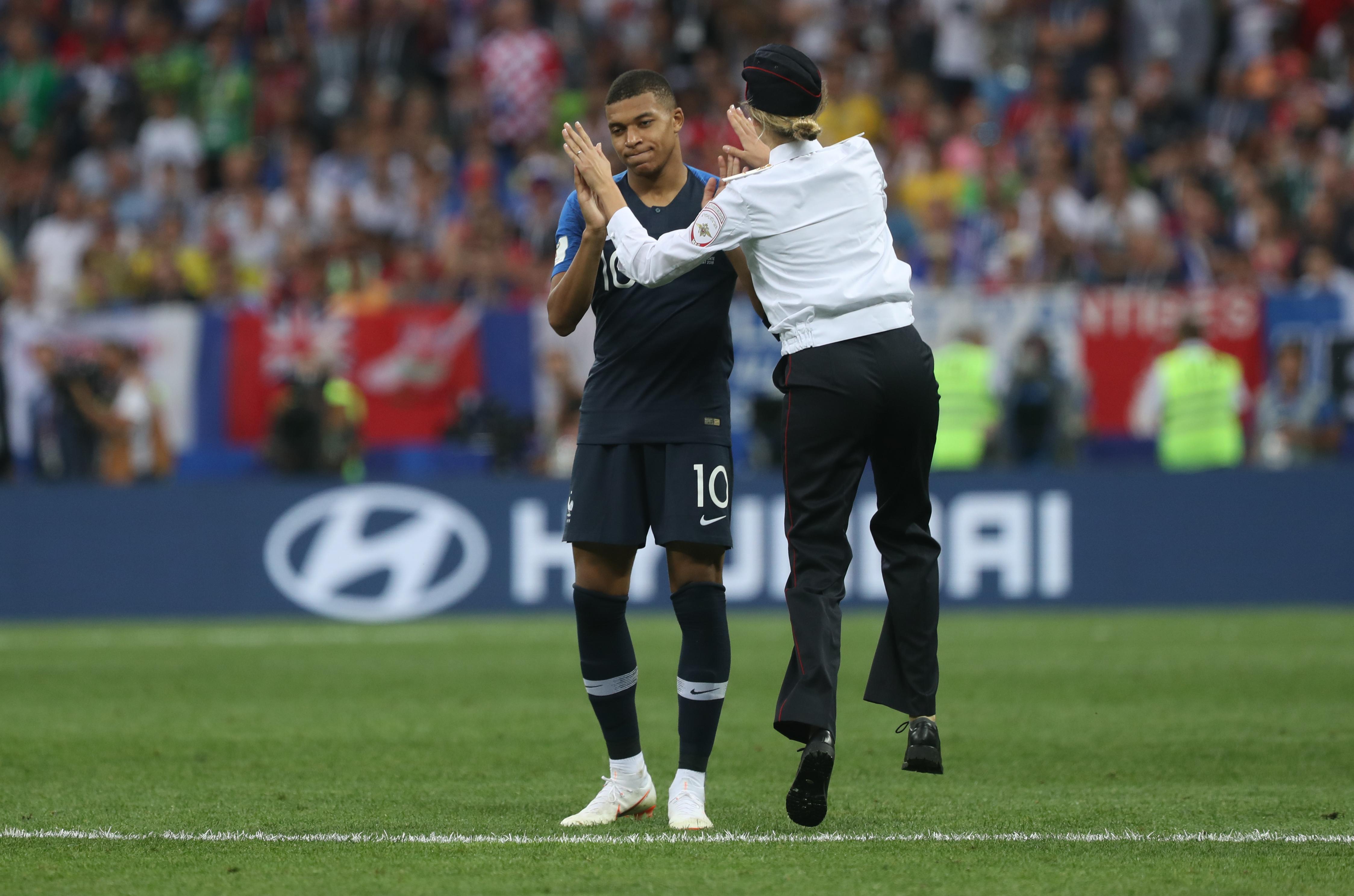 Pussy Riot Protest Wm Flitzerin Muss 15 Tage In Arrest Panorama Nordbayern De