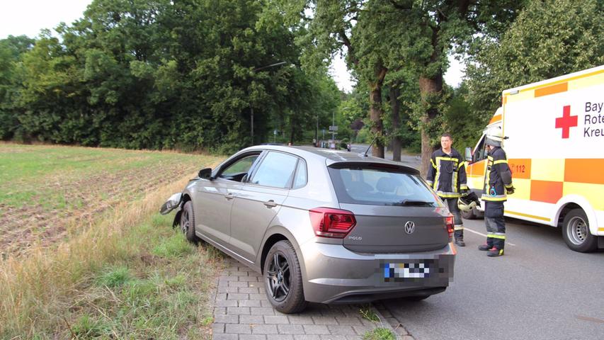 Laternenmast gefällt: Fahrer verliert in Zirndorf Kontrolle über Auto