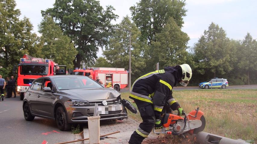 Laternenmast gefällt: Fahrer verliert in Zirndorf Kontrolle über Auto