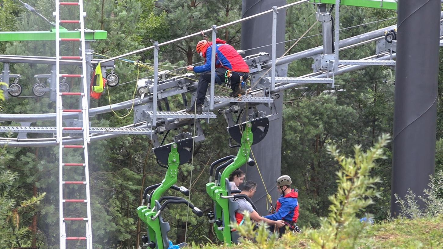 Nichts ging mehr am "Hexenbesen": Am Sonntag musste die Bergwacht Passagiere aus einer Gondel in Pottenstein retten. Nichts ging mehr am "Hexenbesen": Am Sonntag musste die Bergwacht Passagiere aus einer Gondel in Pottenstein retten.