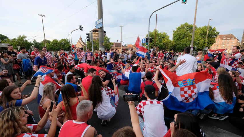 Pyro und Bierdusche: Nürnbergs Kroaten feiern trotz WM-Kollaps