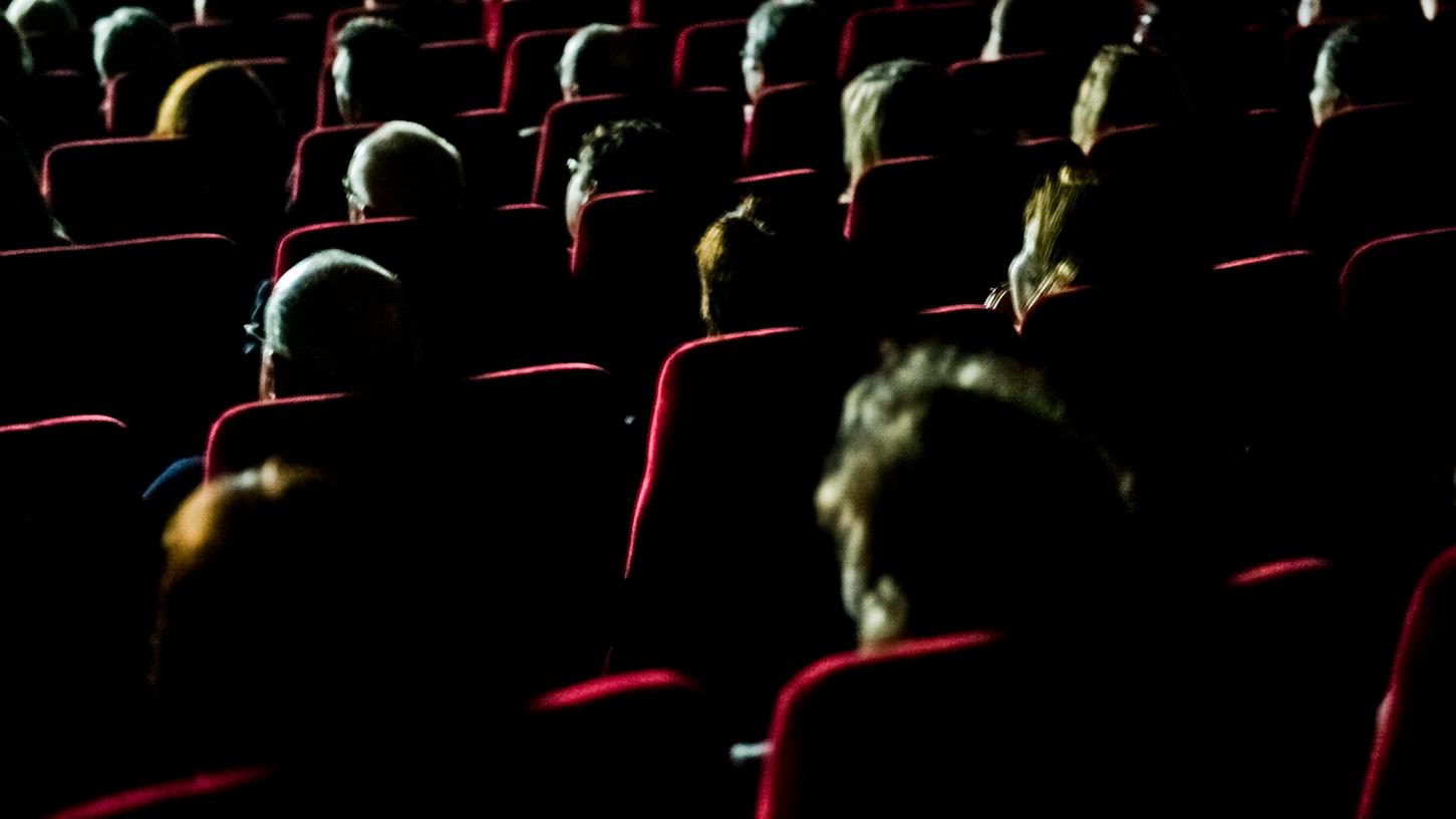 Bleiben die Sitzreihen in Kinosälen bald leer? Inzwischen laufen sogar Hollywood-Stars zu Netflix und Co. über.