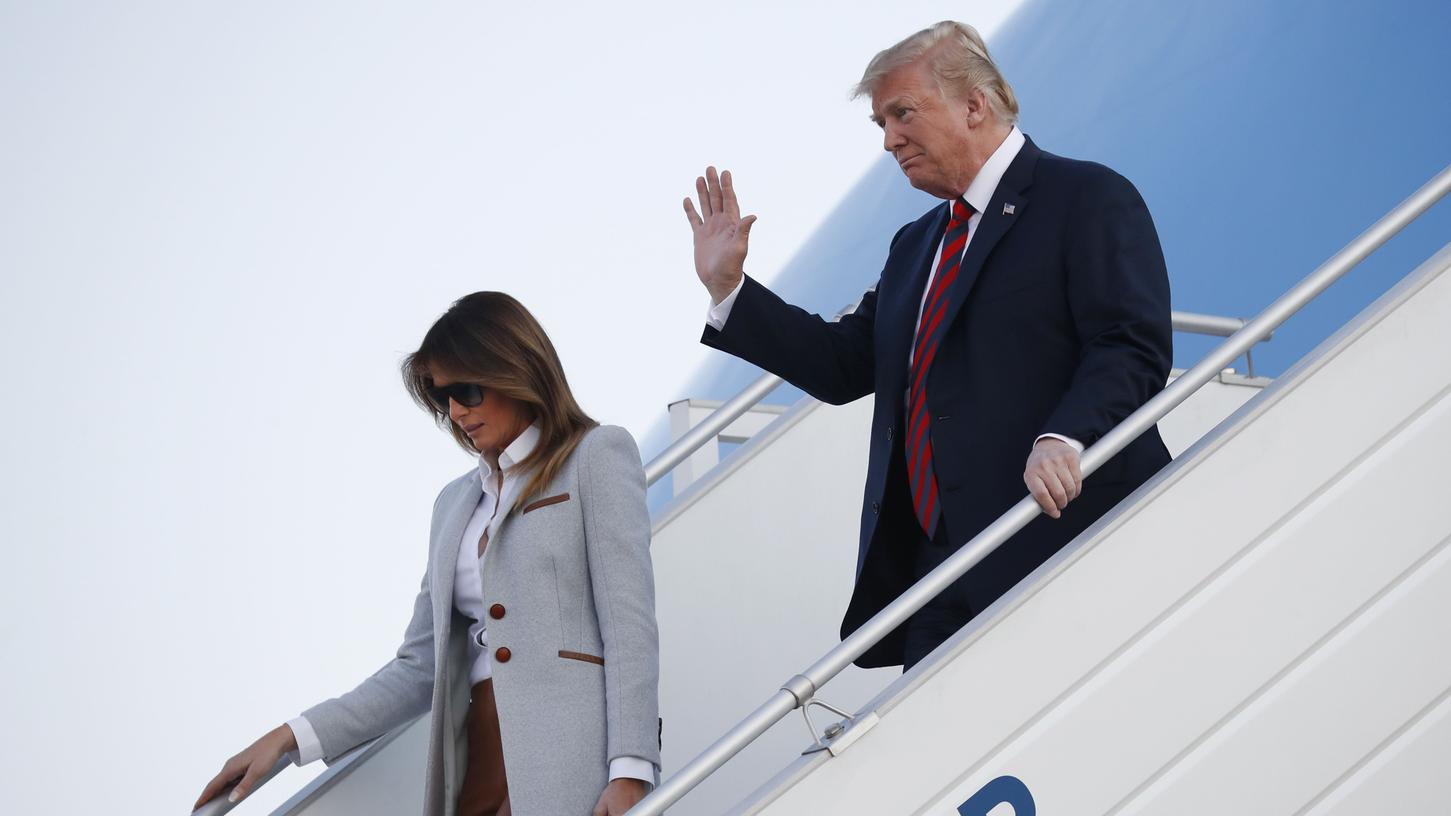 US-Präsident Donald Trump und First Lady Melania steigen aus der Air Force One bei der Ankunft in Finnland.