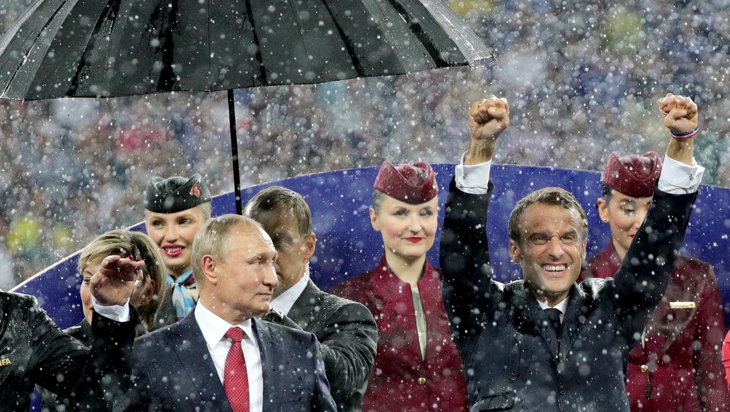 Im strömenden Regen: Bei der Siegerehrung der diesjährigen Weltmeisterschaft hielt man nur dem russischen Präsidenten den Schirm.